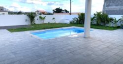 Location d’une villa moderne et récente de plain-pied avec piscine située dans un quartier paisible à Albion