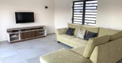 Location d’une villa moderne et récente de plain-pied avec piscine située dans un quartier paisible à Albion