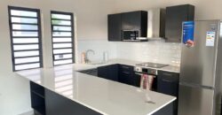 Location d’une villa moderne et récente de plain-pied avec piscine située dans un quartier paisible à Albion