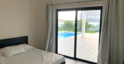 Location d’une villa moderne et récente de plain-pied avec piscine située dans un quartier paisible à Albion