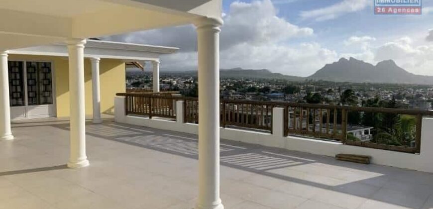 À vendre : Immense villa récente de 650m2 avec piscine commune et panorama exceptionnel à Quatre Bornes