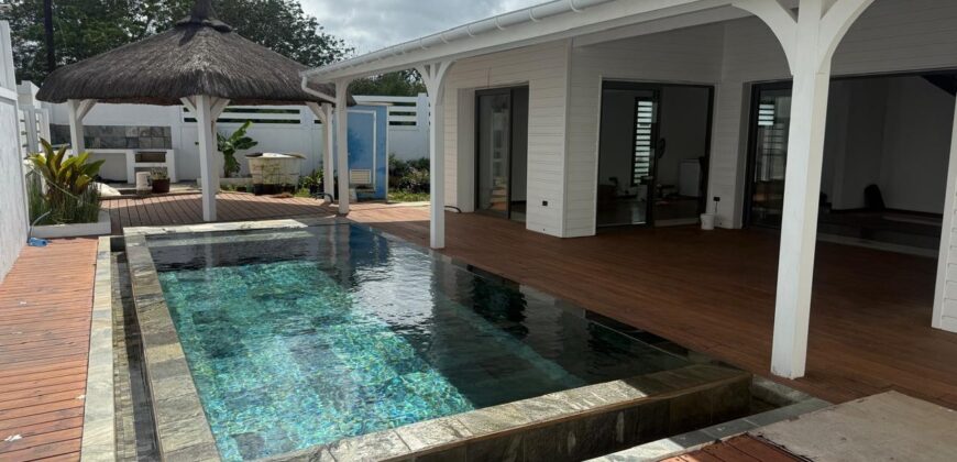 Accessible aux étrangers: À vendre une élégante villa tropicale de 230m2 dans une résidence sécurisée avec piscine à Pereybère