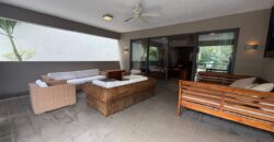 À louer un bel appartement d’inspiration balinaise de 250 m2 situé dans une résidence sécurisée à Bain Boeuf