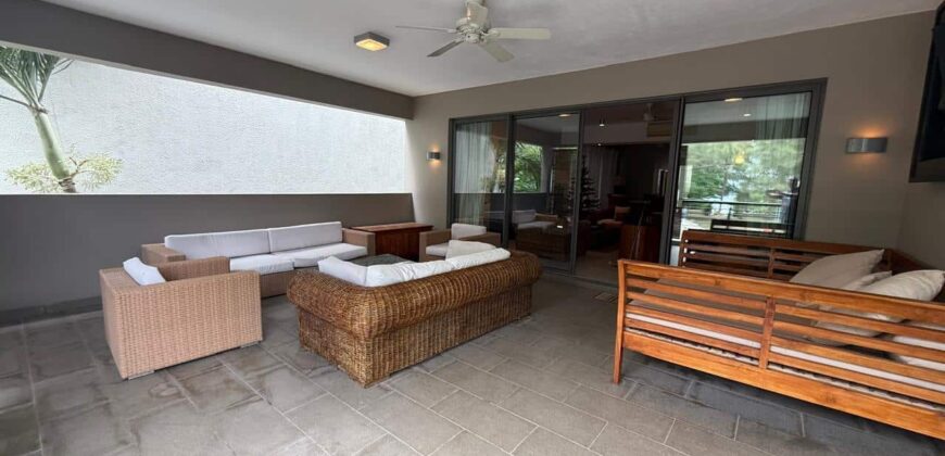 À louer un bel appartement d’inspiration balinaise de 250 m2 situé dans une résidence sécurisée à Bain Boeuf