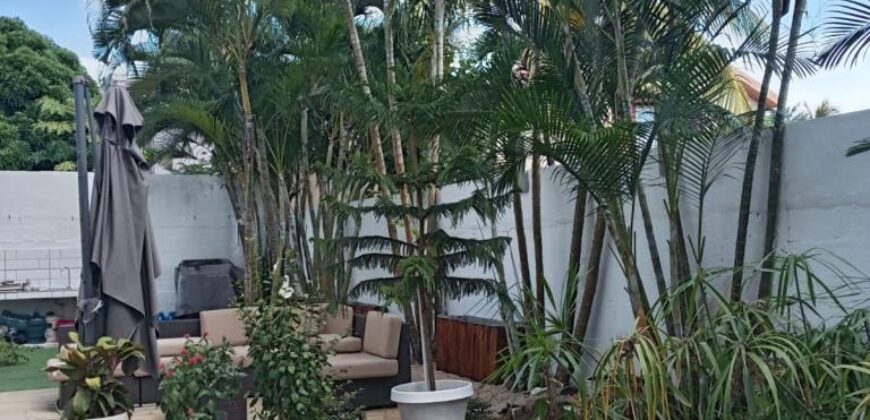 En vente une maison familiale de 230m2 avec appartement indépendant proche de la plage à Pointe aux Canonniers