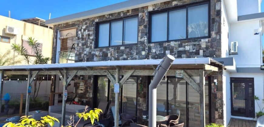 En vente une villa contemporaine haut de gamme avec piscine et rooftop offrant une vue mer à Flic en Flac