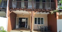 En vente ce charmant duplex avec piscine situé dans un quartier résidentiel calme et recherché de Flic-en-Flac