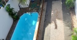 En vente ce charmant duplex avec piscine situé dans un quartier résidentiel calme et recherché de Flic-en-Flac