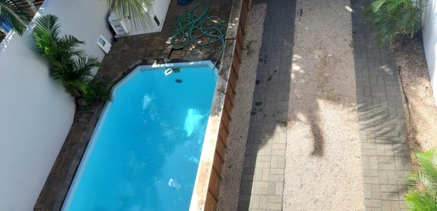 En vente ce charmant duplex avec piscine situé dans un quartier résidentiel calme et recherché de Flic-en-Flac