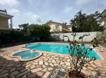 Location d’une grande villa familiale avec piscine et jardin proche de la plage à Pointe aux Canonniers