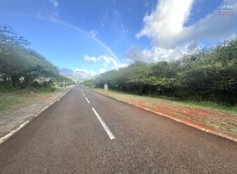 En vente un superbe terrain de 2124m2 situé dans un morcellement sécurisé et très recherché de Rivière Noire.