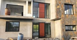 En vente – Spacieuse villa contemporaine de 220m2 avec piscine et jardin sur une terrain de 539m2 à Flic en Flac