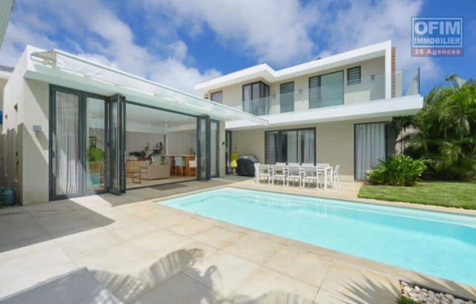 Accessible aux étrangers: À vendre une magnifique villa avec piscine proche de la plage à Pereybère