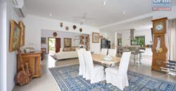 À vendre élégante villa avec piscine sur un terrain de 1185 m² à La Salette, Grand Baie.