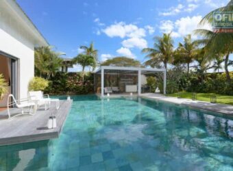 En vente une villa de prestige de 414 m² avec piscine chauffée sur terrain 1 065 m² à Grand Baie, accessible aux étrangers