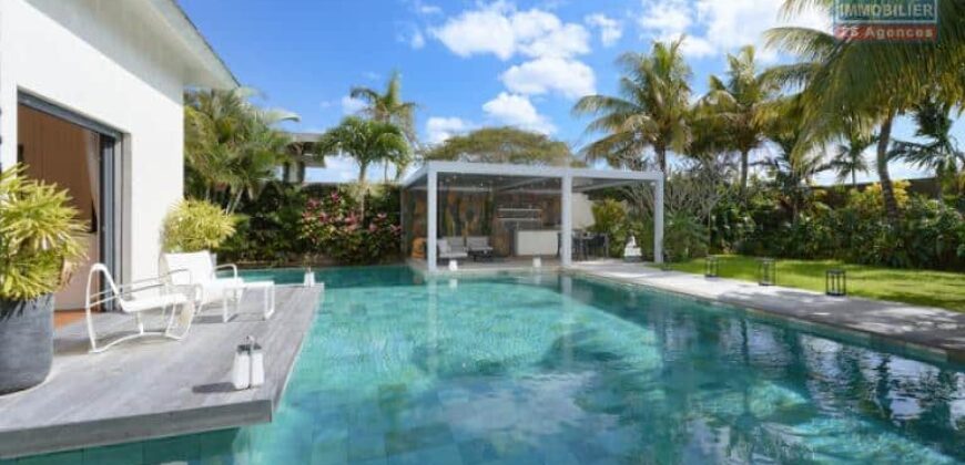 En vente une villa de prestige de 414 m² avec piscine chauffée sur terrain 1 065 m² à Grand Baie, accessible aux étrangers