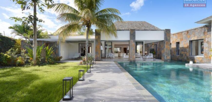 En vente une villa de prestige de 414 m² avec piscine chauffée sur terrain 1 065 m² à Grand Baie, accessible aux étrangers