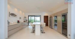 En vente une villa de prestige de 414 m² avec piscine chauffée sur terrain 1 065 m² à Grand Baie, accessible aux étrangers