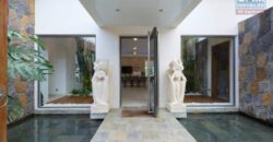 En vente une villa de prestige de 414 m² avec piscine chauffée sur terrain 1 065 m² à Grand Baie, accessible aux étrangers