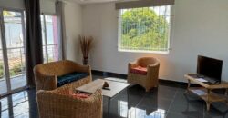 En vente – Maison divisée en 2 appartements indépendants, proche plage à Pereybere