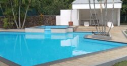 En vente – Superbe villa rénovée dans une résidence sécurisée avec piscine à Pointe aux Canonniers