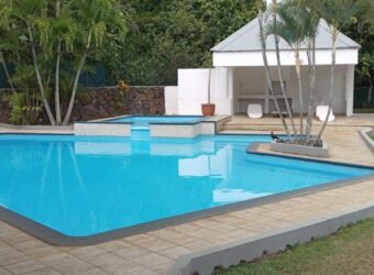 En vente – Superbe villa rénovée dans une résidence sécurisée avec piscine à Pointe aux Canonniers