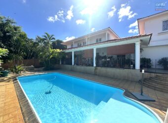 À vendre – Spacieuse villa familiale de 480 m² avec piscine et appartement indépendant à Albion