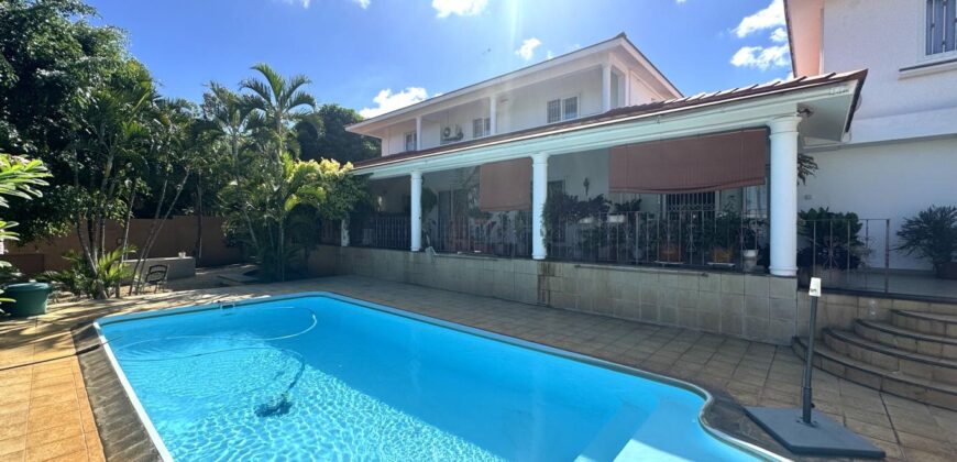 À vendre – Spacieuse villa familiale de 480 m² avec piscine et appartement indépendant à Albion