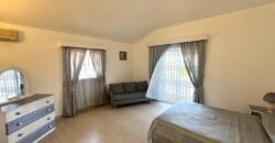 À vendre – Spacieuse villa familiale de 480 m² avec piscine et appartement indépendant à Albion