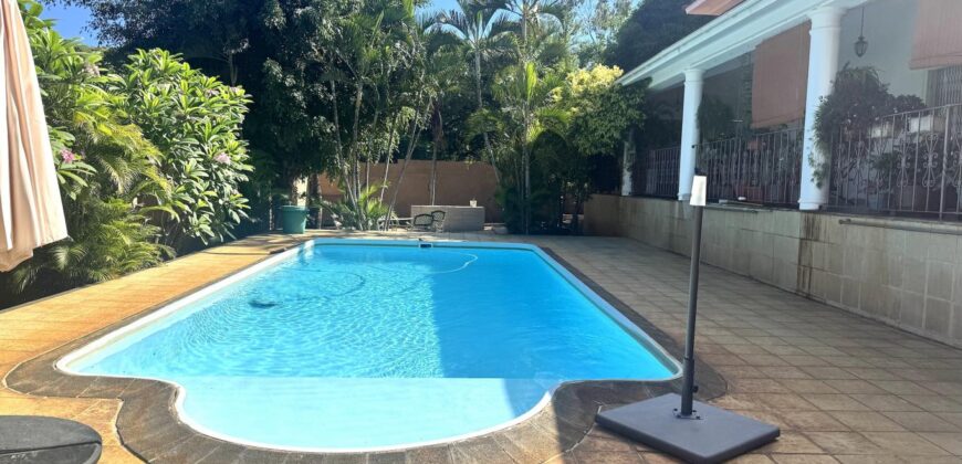À vendre – Spacieuse villa familiale de 480 m² avec piscine et appartement indépendant à Albion