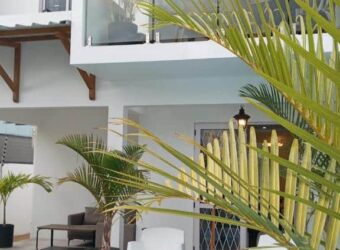 À vendre – Élégante villa neuve de 165m2 avec piscine et rooftop au cœur de Grand Baie