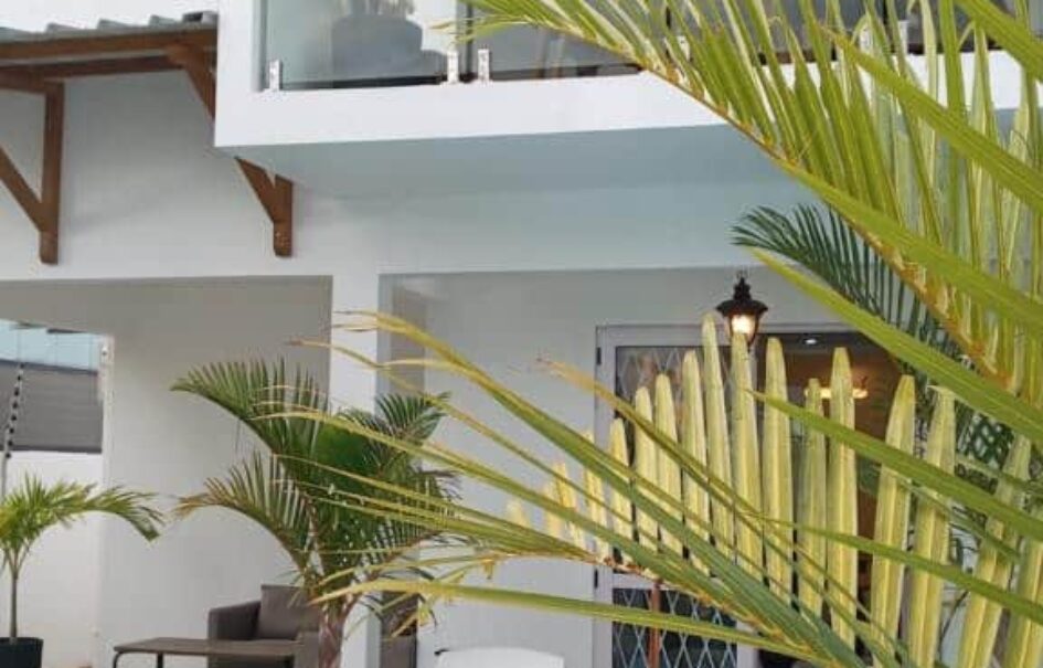 À vendre élégante villa neuve de 165m2 avec piscine et rooftop au cœur de Grand Baie
