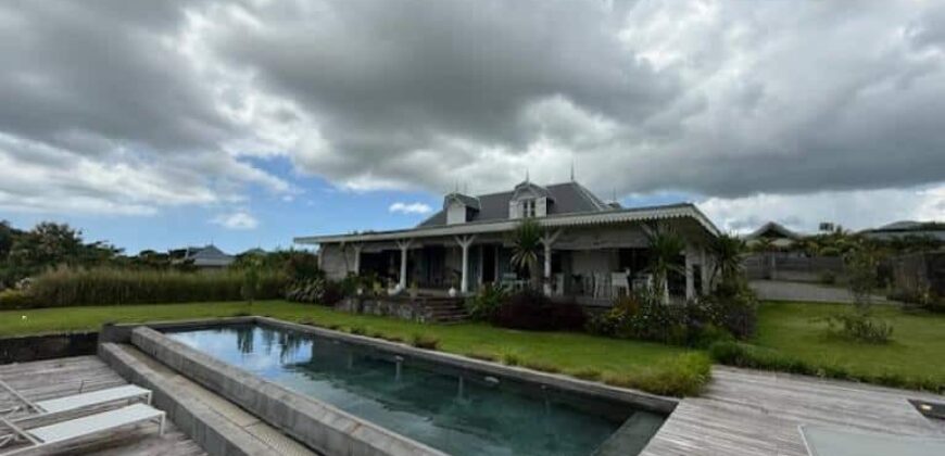 À vendre une magnifique villa de 379m2 avec piscine sur un terrain de 1560m2 à Mont Piton