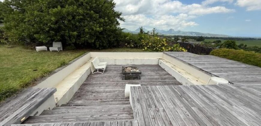 À vendre une magnifique villa de 379m2 avec piscine sur un terrain de 1560m2 à Mont Piton