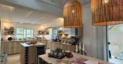 À vendre une magnifique villa de 379m2 avec piscine sur un terrain de 1560m2 à Mont Piton