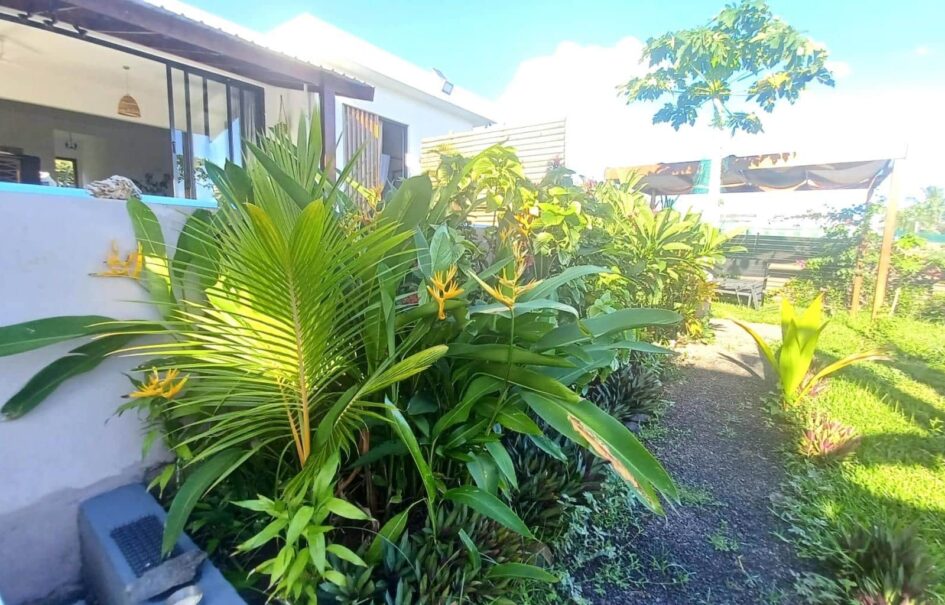À vendre une villa moderne  contemporaine de 200 m² avec piscine sur un terrain de 550m2 à Tamarin