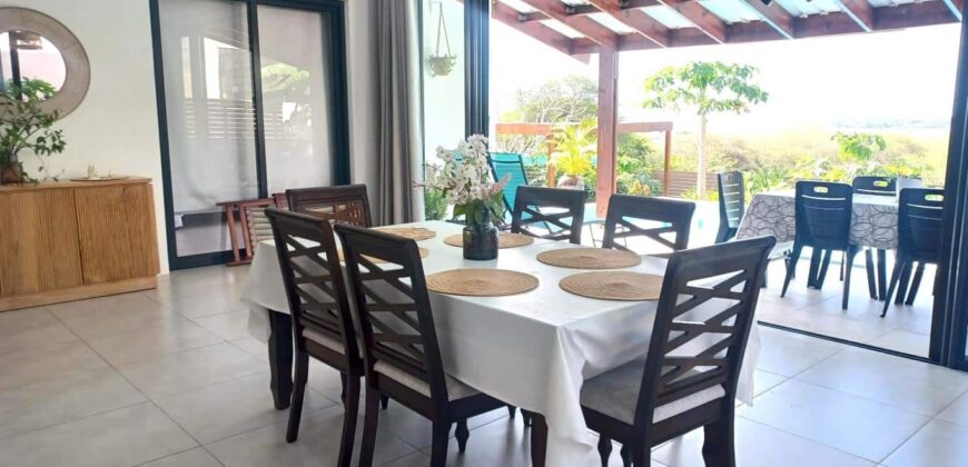 À vendre une villa moderne  contemporaine de 200 m² avec piscine sur un terrain de 550m2 à Tamarin