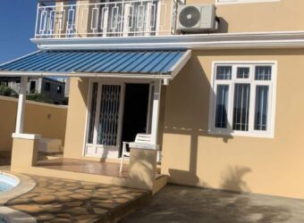 Location d’une belle villa sur deux niveaux avec piscine privée dans un secteur calme à Flic en Flac Maurice