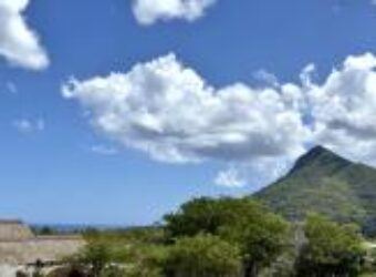 En vente une villa neuve de 250m2 sur un terrain de 1397m2 dans un quartier résidentiel paisible à Rivière Noire Maurice