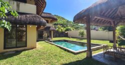 À vendre une villa de standing accessible aux étrangers avec piscine privée et jardin verdoyant à Rivière Noire Maurice
