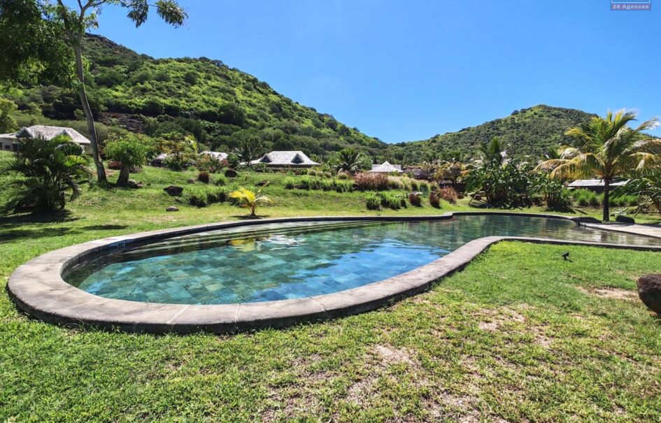 À vendre une villa de standing accessible aux étrangers avec piscine privée et jardin verdoyant à Rivière Noire Maurice