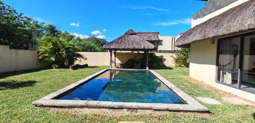 À vendre une villa de standing accessible aux étrangers avec piscine privée et jardin verdoyant à Rivière Noire Maurice