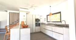 À vendre une villa de standing accessible aux étrangers avec piscine privée et jardin verdoyant à Rivière Noire Maurice