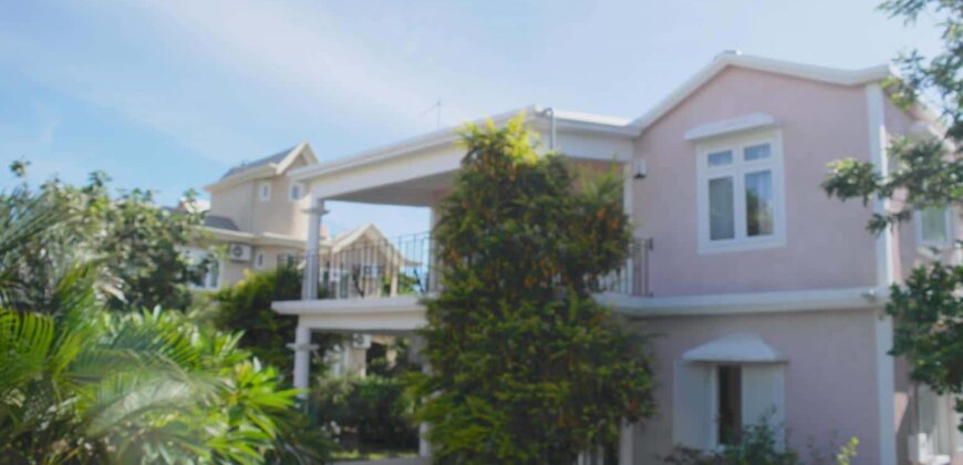 À vendre une grande villa de 200m2 située dans un quartier résidentiel proche de la plage et des commerces à Flic en Flac Maurice
