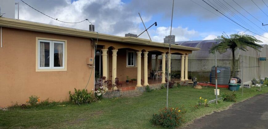 En vente une spacieuse villa de 350 m² avec appartement indépendant et serre agricole à La Marie Maurice