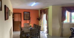 En vente une spacieuse villa de 350 m² avec appartement indépendant et serre agricole à La Marie Maurice