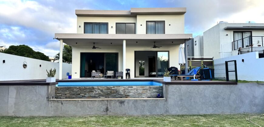 À vendre une villa moderne de 320m2 avec piscine dans quartier recherché de Flic en Flac Maurice