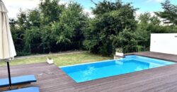 À vendre une villa moderne de 320m2 avec piscine dans quartier recherché de Flic en Flac Maurice