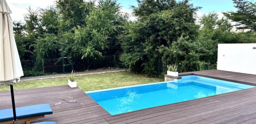 À vendre une villa moderne de 320m2 avec piscine dans quartier recherché de Flic en Flac Maurice