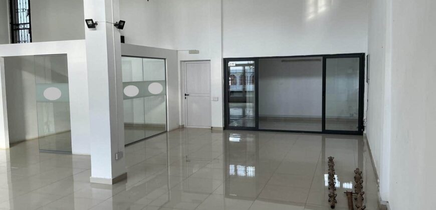 En exclusivité: Location d’un spacieux local commercial de 121m1 avec parking à Grandbaie Maurice